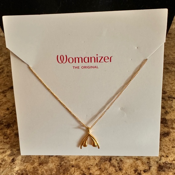NWT Womanizer Gold Tone Necklace with Butterfly Pendant and O-Shaped Chain - Picture 2 of 5
